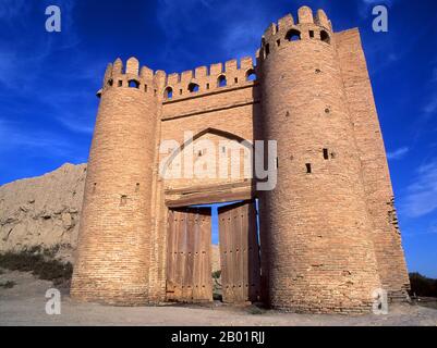 Uzbekistan: Le antiche mura della città e la porta di Tallipach risalente al XVI secolo, Bukhara. La porta di Tallipach è una delle sole due porte rimaste dalle mura della città vecchia di Bukhara. A un certo punto c'erano 11 porte. La porta risale al XVI secolo. Bukhara fu fondata nel 500 a.C. nell'area ora chiamata Arca. Tuttavia, l'oasi di Bukhara era stata abitata molto tempo prima. La città è stata uno dei principali centri della civiltà persiana fin dai suoi primi giorni nel vi secolo a.C.. A partire dal vi secolo, i parlanti turchi si spostarono gradualmente. Foto Stock