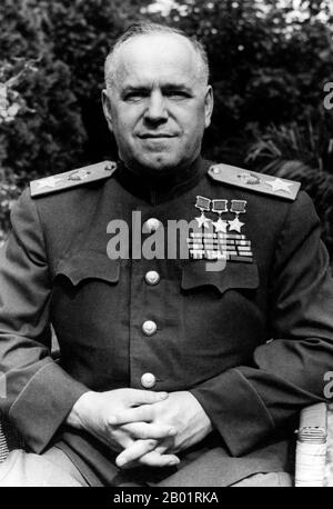 Russia: Maresciallo Georgy Zhukov (19 novembre 1896 - 18 giugno 1974), vincitore di Khalkin Gol (1938), c. 1940s. Il maresciallo dell'Unione Sovietica Georgy Konstantinovich Zhukov era un ufficiale di carriera russo nell'Armata Rossa che, nel corso della seconda guerra mondiale, giocò un ruolo fondamentale nel guidare l'Armata Rossa attraverso gran parte dell'Europa orientale per liberare l'Unione Sovietica e altre nazioni dall'occupazione delle potenze dell'asse e conquistare la capitale della Germania, Berlino. È il generale più decorato nella storia della Russia e dell'Unione Sovietica. Foto Stock