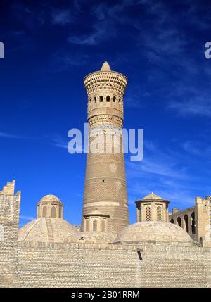 Uzbekistan: Il Minareto di Kalyan o Kalon noto anche come il "Minareto della morte", Bukhara. La Moschea Kalyan è la moschea congregazionale di Bukhara o Moschea del venerdì. Fu costruita nel XVI secolo sul sito di una vecchia moschea distrutta da Gengis Khan. Il minareto di Kalyan o Minâra-i Kalân (Pesiano/Tagik per il "grande Minareto") fa parte del complesso della moschea po-i-Kalyan ed è stato progettato da Bako e costruito dal sovrano di Qarakhanide Arslan Khan nel 1127. Il minareto è realizzato sotto forma di una torre di mattoni a pilastri circolari, che si restringe verso l'alto, con un diametro di 9 m (30 ft) sul fondo, 6 m (20 ft) sulla parte superiore. Foto Stock