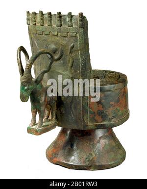 Yemen: Un bruciatore di incenso in bronzo decorato con un manico stambecco, 500 a.C. circa. Proveniente dall'Arabia sud-occidentale, questo bruciatore di incenso in bronzo consisteva in una tazza cilindrica su una base conica. Lo stambecco e i serpenti sul retro della facciata sono simboli che rappresentano la fertilità e la virilità e sono spesso associati agli dei locali. L'incenso - mirra e incenso - viaggiava a nord lungo le antiche strade dell'incenso dallo Yemen e dall'Oman fin dall'antichità. Utilizzati nel culto e per profumare l'aria, in questo processo sono stati utilizzati vari tipi di bruciatori di incenso. Foto Stock