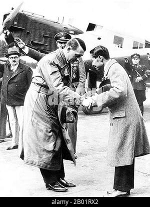 Thailandia/Germania: Il re thailandese Prajadhipok (8 novembre 1893 - 30 maggio 1941) incontra il cancelliere tedesco Adolf Hitler (20 aprile 1889 - 30 aprile 1945), aeroporto di Templehof, Berlino, 1936. Phra Bat Somdet Phra Poramintharamaha Prajadhipok Phra Pok Klao Chao Yu Hua (Thai: พระบาทสมเด็จพระปรมินทรมหาประชาธิปกฯ พระปกเกล้าเจ้าอยู่หัว), o Rama VII, fu il settimo monarca del Siam sotto il Casato di Chakri. Fu l'ultimo monarca assoluto e il primo monarca costituzionale del paese. Il suo regno fu un periodo turbolento per il Siam a causa di enormi cambiamenti politici e sociali durante la Rivoluzione del 1932. Foto Stock