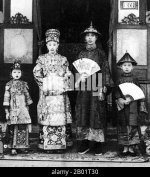 Malesia/Singapore: Una sposa e uno sposo di Peranakan posa per la loro fotografia di matrimonio, Singapore, c. 1930. Peranakan Chinese e Baba-Nyonya sono termini usati per indicare i discendenti degli immigrati cinesi della fine del XV e XVI secolo nell'arcipelago malese-indonesiano di Nusantara durante l'era coloniale. I membri di questa comunità in Malesia si identificano come "Nyonya-Baba" o "Baba-Nyonya". Nyonya è il termine per le femmine e Baba per i maschi. Si applica in particolare alle popolazioni etniche cinesi degli insediamenti dello stretto britannico della Malesia e dell'isola di Giava controllata dagli olandesi. Foto Stock