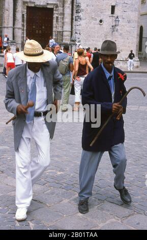 Cuba: Natty i dressers di strada ballano alla spina nella Plaza de la Catedral, l'Avana Vecchia. Plaza de la Catedral è una delle piazze dell'Avana Vecchia, questa zona di ciottoli all'aperto (solo pedonali) è circondata da bei edifici e ospita il più colorato tra tutti gli artisti di strada e gli artisti di spettacolo di la Habana Vieja. Spaziano dalle sacerdotesse di Santería alle ballerine di strada accanite, alle ragazze di fiori e ai rastafariani. La Catedral de la Habana, risalente al 1777, domina la piazza ed è ufficialmente chiamata Catedral de la Virgen María de la Concepción Immaculada. Foto Stock