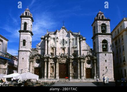 Cuba: Catedral de la Habana, Plaza de la Catedral, l'Avana Vecchia. Plaza de la Catedral è una delle piazze dell'Avana Vecchia, questa zona di ciottoli all'aperto (solo pedonali) è circondata da bei edifici e ospita il più colorato tra tutti gli artisti di strada e gli artisti di spettacolo di la Habana Vieja. Spaziano dalle sacerdotesse di Santería alle ballerine di strada accanite, alle ragazze di fiori e ai rastafariani. La Catedral de la Habana barocca, risalente al 1777, domina la piazza. Ufficialmente la Catedral de la Virgen María de la Concepción Immaculada, le porte in legno rivestite in ottone sono particolarmente impressionanti. Foto Stock