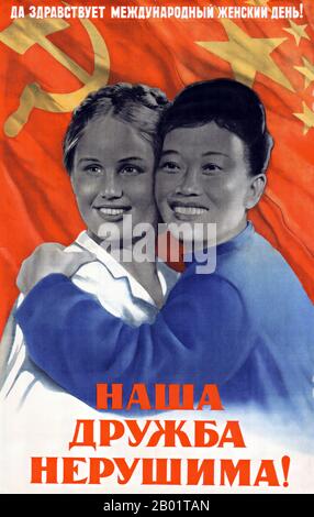 Russia/Cina: Manifesto di propaganda che celebra l'amicizia sino-sovietica, c. 1955. Il Trattato sino-sovietico di amicizia, Alleanza e mutua assistenza o Trattato sino-sovietico di amicizia e Alleanza in breve, è il trattato di alleanza concluso tra la Cina e l'Unione Sovietica il 14 febbraio 1950. Si basava in larga misura sul precedente trattato con lo stesso nome che era stato concordato tra l'Unione Sovietica e il governo nazionalista nel 1945 ed era il prodotto di estesi negoziati tra Liu Shaoqi e Stalin. Foto Stock