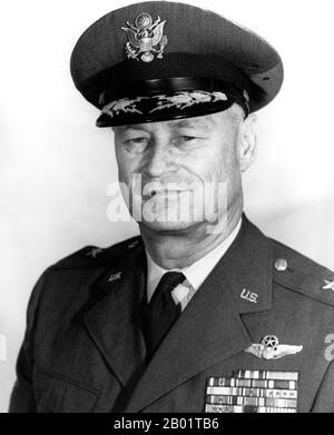 USA: Generale di brigata John Allen Hilger (11 gennaio 1909 - 3 febbraio 1982), 1960 John Allen Hilger era un generale di brigata della United States Air Force. Nato a Sherman, Texas, Hilger si è laureato presso l'Agricultural and Mechanical College of Texas ed è stato commissionato nel U.S. Army Air Corps nel 1934. Fu assegnato al 89th Reconnaissance Squadron come comandante nel maggio 1940; pilotò bombardieri North American B-25 Mitchell su pattuglie anti-sommergibile dal dicembre 1941. Fu scelto dal tenente colonnello Jimmy Doolittle per quello che divenne noto come Doolittle RAID, bombardando Nagoya nel 1942. Foto Stock