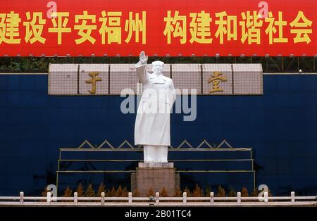 Cina: Statua di Mao Zedong, piazza Wuyi, Fuzhou, provincia del Fujian. Mao Zedong, traslitterato anche come Mao TSE-tung (26 dicembre 1893 – 9 settembre 1976), è stato un rivoluzionario comunista cinese, stratega della guerriglia, autore, teorico politico e leader della rivoluzione cinese. Comunemente indicato come presidente Mao, è stato l'architetto della Repubblica Popolare Cinese (RPC) dalla sua istituzione nel 1949, e ha mantenuto il controllo autoritario sulla nazione fino alla sua morte nel 1976. Foto Stock