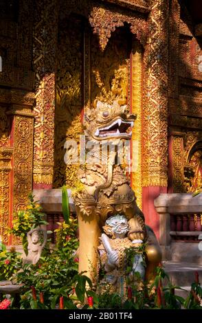 Thailandia: Singh o leone guardiano di fronte al viharn a Wat Mahawan, Chiang mai, Thailandia settentrionale. Re Mengrai fondò la città di Chiang mai (che significa "città nuova") nel 1296, e succedette a Chiang Rai come capitale del regno di Lanna. Chiang mai, talvolta scritta come 'Chiengmai' o 'Chiangmai', è la città più grande e culturalmente significativa del nord della Thailandia. Foto Stock