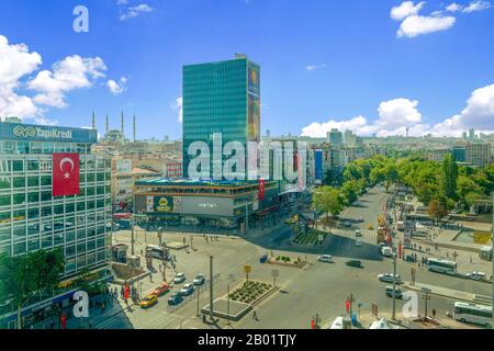 Ankara/Turchia-30 agosto 2019: Piazza Kizilay e grattacielo, capitale della Turchia di Ankara Foto Stock