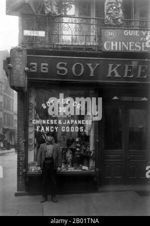 USA: Uomo cinese fuori 36 Pell Street, New York Chinatown, 1903. Chinatown di Manhattan, sede della più grande enclave di cinesi nell'emisfero occidentale, si trova nel quartiere di Manhattan a New York. La Chinatown di Manhattan è una delle più antiche enclavi etniche cinesi al di fuori dell'Asia. Fino agli anni '1960, la maggior parte della popolazione cinese di Chinatown emigrò dalla provincia del Guangdong e da Hong Kong, quindi erano madrelingua del cantonese, in particolare dei dialetti di Canton e Taishan. Anche una minoranza di Hakka era rappresentata. Foto Stock