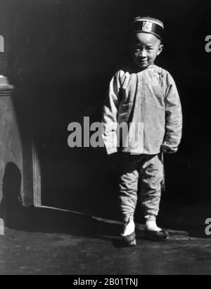 USA: Giovane cinese, San Francisco Chinatown. Foto di Arnold Genthe (1869-1942), c. 1900. Chinatown di San Francisco fu il porto di ingresso per i primi immigrati cinesi hoisanese e Zhongshanese dalla provincia del Guangdong della Cina meridionale dagli anni '1850 agli anni '1900 L'area era l'unica regione geografica detenuta dal governo cittadino e dai proprietari di proprietà private che permettevano ai cinesi di ereditare e abitare abitazioni all'interno della città. La maggior parte di questi negozianti cinesi, proprietari di ristoranti e lavoratori assunti nella Chinatown di San Francisco erano prevalentemente hoisanesi e maschili. Foto Stock