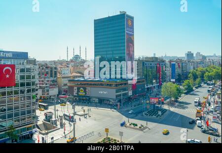 Ankara/Turchia-30 agosto 2019: Piazza Kizilay e grattacielo, capitale della Turchia di Ankara Foto Stock