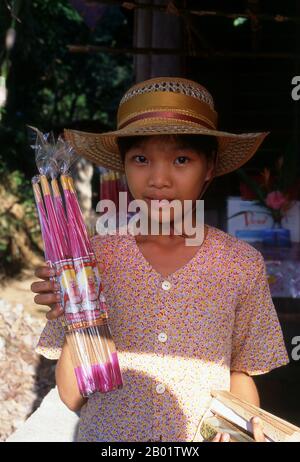 Vietnam: Una giovane ragazza che vende incenso. L'incenso è composto da materiali vegetali aromatici, spesso combinati con oli essenziali. Le forme assunte dall'incenso differiscono dalla cultura sottostante e sono cambiate con i progressi della tecnologia e con la crescente diversità delle ragioni per bruciarlo. L'incenso può essere generalmente suddiviso in due tipi principali: "A combustione indiretta" e "a combustione diretta". L'incenso a combustione indiretta (o "incenso non combustibile") non è in grado di bruciare da solo e richiede una fonte di calore separata. L'incenso a combustione diretta (o "incenso combustibile") viene acceso direttamente da una fiamma. Foto Stock