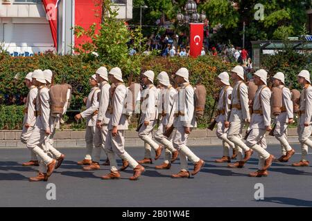 Ankara/Turchia - 30 agosto 2019: Soldati in uniformi ottomane parate Foto Stock