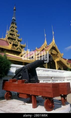 Birmania/Myanmar: Un vecchio cannone nel complesso del Palazzo di Re Mindon, Mandalay (ricostruito). I quasi 3 km di mura del forte Mandalay racchiudono il palazzo di Re Mindon. Le pareti si innalzano di 8 m (26 piedi). Il palazzo fu costruito tra il 1857 e il 1859 come parte della fondazione da parte di re Mindon della nuova capitale reale di Mandalay. Il progetto del Palazzo Mandalay segue in gran parte il tradizionale design del palazzo birmano, all'interno di un forte murato circondato da un fossato. Il palazzo stesso si trova al centro della cittadella e si affaccia a est. Tutti gli edifici del palazzo sono ad un piano di altezza. Foto Stock