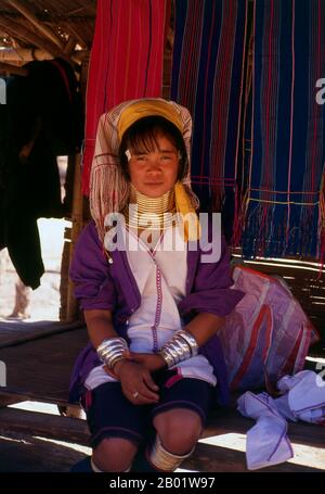 Thailandia: Padaung (Long Neck Karen) donna, villaggio vicino a Mae Hong Son. I Padaung o Kayan Lahwi o Karen dal collo lungo sono un sottogruppo dei Kayan, un mix di tribù Lawi, tribù Kayan e molte altre tribù. I Kayan sono un sottogruppo di Karen Rossa (Karenni), una minoranza etnica tibeto-birmana della Birmania (Myanmar). Foto Stock