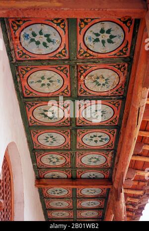 Cina: Decorazione del soffitto del corridoio nel complesso Hui Wang Fen (Tombe dei Re Hami), Hami (Kumul), provincia dello Xinjiang. I re di Hami erano sovrani uiguri ereditari che rendevano omaggio alla Cina. L'ultimo re di Hami, Maqsud Shah morì a metà degli anni '1930 Nove generazioni di re di Hami sono sepolti qui. L'antico insediamento di oasi di Hami, noto anche a Uighur come Kumul, si trova in una depressione di faglia a circa 200 m sotto il livello del mare e, come la vicina Turpan, sperimenta temperature estreme che vanno da una scottante 45 C in estate a una gelida -30 C in inverno. Foto Stock