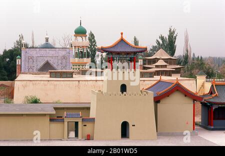 Cina: Complesso Hui Wang Fen (Palazzo e Tombe dei Re Hami), Hami (Kumul), provincia dello Xinjiang. I re di Hami erano sovrani uiguri ereditari che rendevano omaggio alla Cina. L'ultimo re di Hami, Maqsud Shah morì a metà degli anni '1930 Nove generazioni di re di Hami sono sepolti qui. L'antico insediamento di oasi di Hami, noto anche a Uighur come Kumul, si trova in una depressione di faglia a circa 200 m sotto il livello del mare e, come la vicina Turpan, sperimenta temperature estreme che vanno da una scottante 45 C in estate a una gelida -30 C in inverno. Foto Stock