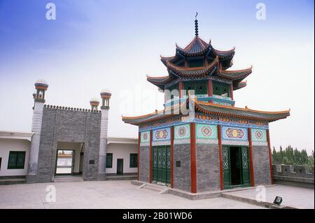 Cina: Complesso Hui Wang Fen (Palazzo e Tombe dei Re Hami), Hami (Kumul), provincia dello Xinjiang. I re di Hami erano sovrani uiguri ereditari che rendevano omaggio alla Cina. L'ultimo re di Hami, Maqsud Shah morì a metà degli anni '1930 Nove generazioni di re di Hami sono sepolti qui. L'antico insediamento di oasi di Hami, noto anche a Uighur come Kumul, si trova in una depressione di faglia a circa 200 m sotto il livello del mare e, come la vicina Turpan, sperimenta temperature estreme che vanno da una scottante 45 C in estate a una gelida -30 C in inverno. Foto Stock