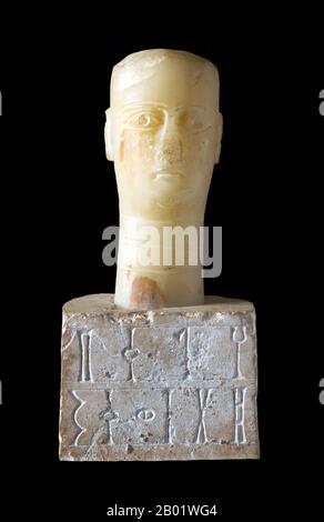 Yemen: La testa di calcite-alabastro di Lady Helqeb, Timna, Qataban, i secolo d.C. Qataban era uno degli antichi regni yemeniti. Il suo cuore era situato nella valle di Baihan. Come alcuni altri regni arabi meridionali, guadagnò grande ricchezza dal commercio di incenso e mirra incenso che fu bruciato ad altari. La capitale del Qataban si chiamava Timna e si trovava sulla rotta commerciale che passava attraverso gli altri regni di Hadramaut, Saba e Ma'in. La divinità principale dei Qatabani era AMM, o "zio", e il popolo si definiva "figli di AMM". Foto Stock