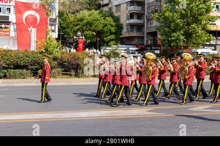 Ankara/Turchia - 30 agosto 2019: Parata della banda militare turca durante la sfilata di Zafer Bayrami in Ataturk Boulevard in piazza Kizilay Foto Stock