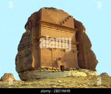 Arabia Saudita: Rovine nabatee scavate nella roccia di Mada'in Saleh, Arabia Saudita, proclamate patrimonio mondiale dell'UNESCO nel 2008. Ma'in Saleh, chiamato anche al-Hijr o Hegra, è un sito archeologico pre-islamico situato nel settore di al-Ula, all'interno della regione di al Madinah dell'Arabia Saudita. La maggior parte delle vestigia risalgono al regno nabateo (i secolo d.C.). Il sito costituisce l'insediamento più meridionale e più grande del regno dopo Petra, la sua capitale. Tracce dell'occupazione Lihyanita e romana rispettivamente prima e dopo il dominio nabateo, possono essere trovate in situ. Foto Stock