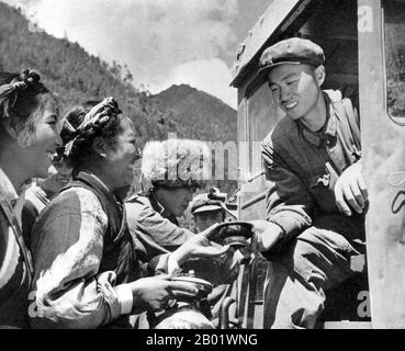 Cina/Tibet: Immagine propagandistica cinese di tibetani felici che offrono tè al burro a un autista di trattori dell'Esercito Popolare di Liberazione (PLA) Han al tempo della grande Rivoluzione culturale Proletaria (1966-1976). La Tea Horse Road (Cha ma Dao) era una rete di sentieri per carovane mulattiere che si snodavano tra le montagne dello Yunnan, del Sichuan e del Tibet nel sud-ovest della Cina. A volte viene anche chiamata Southern Silk Road e Ancient Tea and Horse Road. Circa mille anni fa, l'antica via del tè era un collegamento commerciale dallo Yunnan, una delle prime regioni produttrici di tè, all'India attraverso la Birmania. Foto Stock