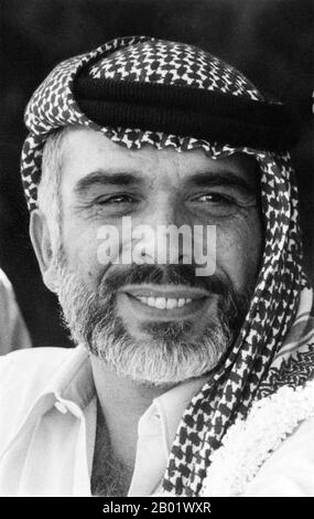 Giordania: Hussein bin Talal (14 novembre 1935 - 7 febbraio 1999), re di Giordania, verso la fine degli anni '1960 Hussein bin Talal fu re di Giordania dall'abdicazione di suo padre, re Talal, nel 1952, fino alla sua morte. Il governo di Hussein si estese attraverso la Guerra fredda e quattro decenni di conflitto arabo-israeliano. Ha riconosciuto Israele nel 1994, diventando il secondo capo di stato arabo a farlo. Hussein sosteneva di discendere dal profeta Maometto attraverso l'antica famiglia hascemita. Foto Stock