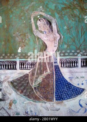 India: Un murale di una donna con un bambino in attesa del suo amante assente, Bundi Palace, Bundi, Rajasthan, XIX secolo. Bundi è una città e un comune di 93.258 persone (2011) nella regione di Hadoti nello stato del Rajasthan nel nord-ovest dell'India. E' di particolare interesse architettonico per i suoi forti, palazzi e bacini di gradini decorati noti come baoris. È la sede amministrativa del distretto di Bundi. Bundi Palace si trova sul fianco della collina adiacente al forte di Taragarh ed è notevole per i suoi sontuosi murales tradizionali. La Chitrashala (galleria fotografica) del palazzo è aperta al pubblico. Foto Stock