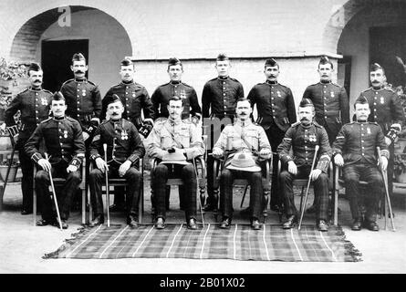 Pakistan/India: Un gruppo di polizia del reggimento Black Watch, Peshawar (allora parte dell'India britannica), 1907. Prima fila dalla 2a a sinistra alla 2a a destra: Sergente Machray, Capitano e aiutante l'onorevole M.C.A. Drummond, sergente maggiore Anderson, caporale Findlay. Prima del 28 marzo 2006, il Black Watch era un reggimento di fanteria: Il Black Watch (Royal Highland Regiment) dal 1931 al 2006, e il Black Watch (Royal Highlanders) dal 1881 al 1931. Parte della Scottish Division, era il reggimento più anziano degli Highlanders. Foto Stock