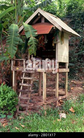 Thailandia: La casa dello spirito che segna l'estremità occidentale del muro di Kavila, Chiang mai, Thailandia settentrionale. Nel vi anno del regno del re tailandese Rama i (20 marzo 1736 - 7 settembre 1809), fu presa la decisione di reinsediare e far rivivere la città di Chiang mai come bastione del potere siamese nel nord. Il compito di ristabilire la città passò a Chao Kavila, sovrano di Lampang, che fu stabilito come viceré del nord a Chiang mai nel 2339 BE/1796 d.C. e immediatamente iniziò il compito di reinsediare e difendere la città. Foto Stock