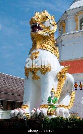 Thailandia: Leoni guardiani (Singha o Chinthe) di fronte al chedi a Wat Yang Kuang, Suriyawong Road, Chiang mai, Thailandia settentrionale. Wat Yang Kuang, Suriyawong Road, Chiang mai ha una lunga storia. Originariamente menzionato nel Nirat Haripunchai (1517) come Wat Nang Rua, fu abbandonato a causa delle distruttive guerre del XVIII secolo con la Birmania, che portarono all'abbandono della città di Chiang mai tra il 1775 e il 1797 su istruzione di Chao Kawila. Foto Stock