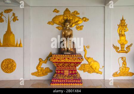 Thailandia: Predicare la figura di Buddha con una rappresentazione di Rahu, Snake Demon e causer di eclissi solari e lunari, dietro la sua testa, Wat Yang Kuang, Suriyawong Road, Chiang mai, nord della Thailandia. Nella mitologia indù, Rahu è un serpente che inghiottisce il sole o la luna causando eclissi. È raffigurato nell'arte come un drago senza corpo a cavallo di un carro trainato da otto cavalli neri. Rahu è uno dei navagraha (nove pianeti) dell'astrologia vedica. Il Rahu kala (ora del giorno sotto l'influenza di Rahu) è considerato inauspicabile. Foto Stock