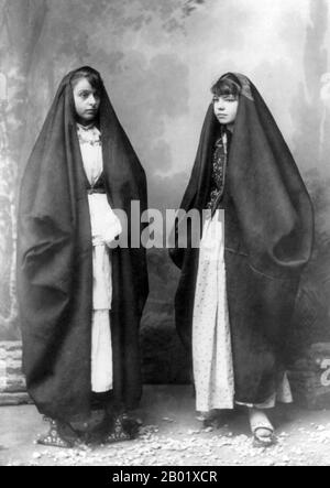 Palestina: Due giovani donne in posa in uno studio fotografico, la ragazza a sinistra che indossa scarpe alla moda in stile ottomano. Nazareth, c. 1910. Palestina è un nome dato alla regione geografica tra il Mar Mediterraneo e il fiume Giordano. La regione è anche conosciuta come la Terra di Israele, la Terra Santa e il Levante meridionale. Nel 1832 la Palestina fu conquistata dall'Egitto di Muhammad Ali, ma nel 1840 la Gran Bretagna intervenne e restituì il controllo del Levante agli ottomani in cambio di ulteriori capitolazioni. La fine del XIX secolo vide l'inizio dell'immigrazione sionista. Foto Stock