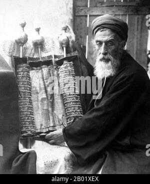 Palestina: Yaacob i ben Aaharon ben Shalma (1874-1916), sommo sacerdote samaritano, Nablus, 1905 circa. Palestina è un nome dato alla regione geografica tra il Mar Mediterraneo e il fiume Giordano. La regione è anche conosciuta come la Terra di Israele, la Terra Santa e il Levante meridionale. Nel 1832 la Palestina fu conquistata dall'Egitto di Muhammad Ali, ma nel 1840 la Gran Bretagna intervenne e restituì il controllo del Levante agli ottomani in cambio di ulteriori capitolazioni. La fine del XIX secolo vide l'inizio dell'immigrazione sionista e la rinascita della lingua ebraica. Foto Stock