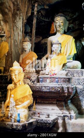 Thailandia: Immagini di Buddha massaggiate all'interno delle grotte di Doi Chiang Dao (montagna di Chiang Dao), Chiang Dao, Thailandia settentrionale. Situato a 70 chilometri a nord di Chiang mai (Thailandia settentrionale) sulla strada per Fang, Chiang Dao si trova al riparo sotto l'impressionante mole di Doi Chiang Dao, un massiccio affioramento di roccia che si innalza ripidamente sulla città fino a un'altezza di 2.175 metri. La vetta, la terza più alta della Thailandia, è di solito avvolta da nuvole ed è sede di numerosi villaggi delle tribù collinari, tra cui gli insediamenti di Lisu, Lahu e Karen. Foto Stock