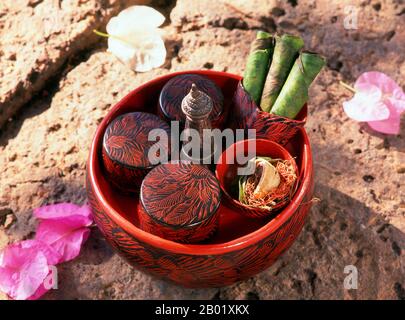 Thailandia: Un betel laccato di quasi 100 anni con pentola di calce d'argento di Lampang, nel nord della Thailandia. Il Betel (Piper betle) è la foglia di un vitigno appartenente alla famiglia delle Piperaceae, che comprende pepe e Kava. È valutato sia come uno stimolante lieve che per le sue proprietà medicinali. La masticazione della noce areca è un'usanza sempre più rara nel mondo moderno. Eppure una volta, non molto tempo fa, la noce areca - presa con la foglia del betel e la pasta di tiglio - veniva ampiamente consumata in tutto il Sud e Sud-Est asiatico da persone di tutte le classi sociali, ed era considerata una parte essenziale della vita quotidiana. Foto Stock