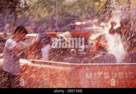 Thailandia: Un vecchio pick-up viene inondato al Thai New Year Songkran (Water) Festival, Chiang Maii, nel nord della Thailandia. Songkran e' il tradizionale Capodanno Tailandese ed e' celebrato dal 13 al 15 aprile. Questo festival annuale dell'acqua, conosciuto in tailandese come "songkran", e in birmano come "thingyan" segna l'inizio della stagione delle piogge e si celebra in Birmania, Laos, Thailandia e altri paesi del sud-est asiatico, di solito ad aprile. Chiang mai (che significa "città nuova"), a volte scritta come Chiengmai o Chiangmai, è la città più grande e culturalmente significativa nel nord della Thailandia. Foto Stock