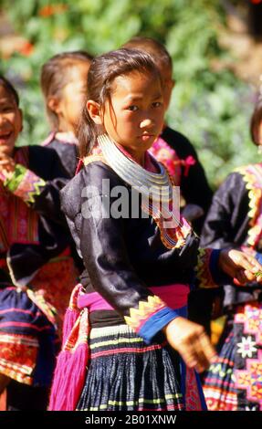 Thailandia: Le ragazze della tribù Hmong Hill vicino ai giardini botanici Queen Sirikit, Mae sa Valley, Chiang mai, Thailandia settentrionale. Gli Hmong sono un gruppo etnico asiatico proveniente dalle regioni montuose di Cina, Vietnam, Laos e Thailandia. Gli Hmong sono anche uno dei sottogruppi dell'etnia Miao nella Cina meridionale. I gruppi Hmong iniziarono una graduale migrazione verso sud nel XVIII secolo a causa di disordini politici e per trovare più terre coltivabili. Foto Stock