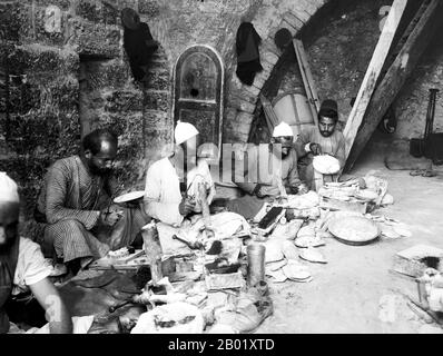 Palestina: Lavoratori palestinesi che realizzano madre di perla, Betlemme, c. 1898-1914. Palestina è un nome dato alla regione geografica tra il Mar Mediterraneo e il fiume Giordano. La regione è anche conosciuta come la Terra di Israele, la Terra Santa e il Levante meridionale. Nel 1832 la Palestina fu conquistata dall'Egitto di Muhammad Ali, ma nel 1840 la Gran Bretagna intervenne e restituì il controllo del Levante agli ottomani in cambio di ulteriori capitolazioni. La fine del XIX secolo vide l'inizio dell'immigrazione sionista e la rinascita della lingua ebraica. Foto Stock