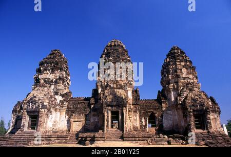 Thailandia: Il 13 ° secolo Prang Sam Yot, originariamente un tempio Khmer indù, ha tre prangs che ha usato per rappresentare Brahma, Vishnu, e Shiva (la trinità indù). Fu poi convertito in un santuario buddista. Il centro storico di Lopburi risale all'epoca dei Dvaravati (VI-XIII secolo). Originariamente era conosciuto come Lavo o Lavapura. Dopo la fondazione del regno di Ayutthaya nel XV secolo, Lopburi era una roccaforte dei governanti di Ayutthaya. In seguito divenne una nuova capitale reale durante il regno di re Narai il Grande del regno di Ayutthaya a metà del XVII secolo. Foto Stock