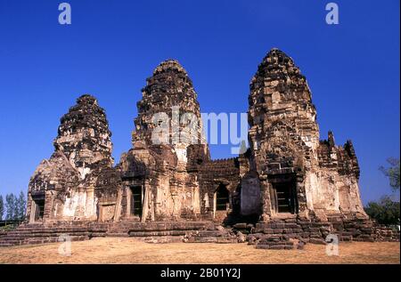 Thailandia: Il 13 ° secolo Prang Sam Yot, originariamente un tempio Khmer indù, ha tre prangs che ha usato per rappresentare Brahma, Vishnu, e Shiva (la trinità indù). Fu poi convertito in un santuario buddista. Il centro storico di Lopburi risale all'epoca dei Dvaravati (VI-XIII secolo). Originariamente era conosciuto come Lavo o Lavapura. Dopo la fondazione del regno di Ayutthaya nel XV secolo, Lopburi era una roccaforte dei governanti di Ayutthaya. In seguito divenne una nuova capitale reale durante il regno di re Narai il Grande del regno di Ayutthaya a metà del XVII secolo. Foto Stock