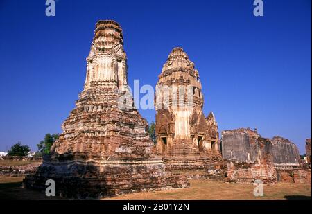 Thailandia: Le rovine del XII secolo di Wat Phra si Ratana Mahathat, Lopburi. Il centro storico di Lopburi risale all'epoca dei Dvaravati (vi-XIII secolo). Originariamente era conosciuto come Lavo o Lavapura. Dopo la fondazione del regno di Ayutthaya nel XV secolo, Lopburi fu una roccaforte dei governanti di Ayutthaya. In seguito divenne una nuova capitale reale durante il regno di re Narai il grande del regno di Ayutthaya a metà del XVII secolo. Il re soggiornava qui per circa otto mesi all'anno. Oggi, Lopburi è rinomata per i suoi macachi che mangiano granchi che vivono tra le rovine del tempio Khmer. Foto Stock