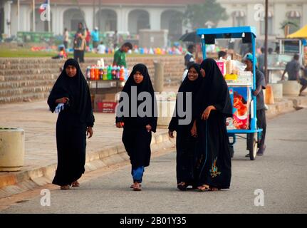 Sri Lanka: Studenti musulmani a Galle Face al tramonto, Colombo. Ci sono stati musulmani in Sri Lanka da oltre mille anni. Il commercio di dhow ha attraversato le acque tra il Medio Oriente e l'isola nota ai marinai arabi - come Sinbad - come Serendib anche in epoca pre-islamica. I primi mercanti e marinai musulmani potrebbero essere sbarcati sulle sue coste durante la vita di Maometto. Nel X secolo questa comunità prevalentemente araba era diventata abbastanza influente da controllare il commercio dei porti sud-occidentali, mentre i re singalesi generalmente impiegavano ministri musulmani per dirigere gli affari commerciali. Foto Stock