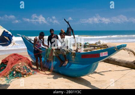 Sri Lanka: I tradizionali pescherecci dello Sri Lanka sono ora realizzati in fibra di vetro. Dehiwala fu gravemente colpito dallo tsunami del 2004. Dehiwala, a sud di Colombo. La città di Dehiwala ha visto una rapida industrializzazione e urbanizzazione negli ultimi anni. Situato al confine con Colombo, il terreno più economico ha portato a un boom immobiliare con ipermercati, grandi magazzini e complessi di appartamenti che punteggiano il suo skyline. Dehiwala negli ultimi anni è diventata un luogo attraente per le strutture di vacanza sia per i viaggiatori d'affari che per i turisti. Foto Stock