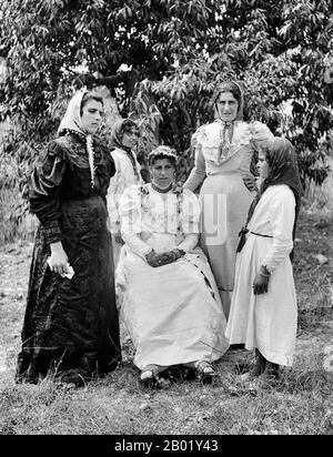 Palestina: Una giovane sposa con la sua famiglia e gli amici, Nazareth, circa 1920 anni Palestina è un nome dato alla regione geografica tra il Mar Mediterraneo e il fiume Giordano. La regione è anche conosciuta come la Terra di Israele, la Terra Santa e il Levante meridionale. Nel 1832 la Palestina fu conquistata dall'Egitto di Muhammad Ali, ma nel 1840 la Gran Bretagna intervenne e restituì il controllo del Levante agli ottomani in cambio di ulteriori capitolazioni. La fine del XIX secolo vide l'inizio dell'immigrazione sionista e la rinascita della lingua ebraica. Foto Stock