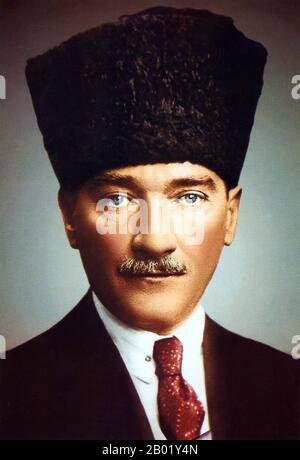 Turchia: Mustafa Kemal Ataturk (1881 - 10 novembre 1938), 1920 Mustafa Kemal Atatürk era un ufficiale dell'esercito ottomano e turco, statista rivoluzionario, scrittore e primo presidente della Turchia. È accreditato per essere il fondatore del moderno stato turco. Atatürk fu un ufficiale militare durante la prima guerra mondiale. Dopo la sconfitta dell'Impero ottomano nella prima guerra mondiale, guidò il movimento nazionale turco nella guerra d'indipendenza turca. Avendo stabilito un governo provvisorio ad Ankara, sconfisse le forze inviate dagli Alleati. Le sue campagne militari ottennero l'indipendenza della Turchia. Foto Stock