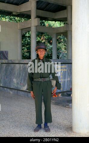 Thailandia: Vecchio soldato del Kuomintang (KMT) a guardia della tomba di Tuan Shi-wen, Doi Mae Salong, provincia di Chiang Rai. Gli aspri e indomiti muleteers cinesi noti ai birmani come Panthay, e ai thailandesi e laotiani come Haw o Chin Haw, erano - e generalmente sono ancora - i padroni del Triangolo d'Oro. Certamente erano eccellenti commercianti, penetrando nei più remoti territori vietati come gli stati Wa, mentre allo stesso tempo le loro carovane di muli, cariche di tutto, da pietre preziose e giada a pantofole di oppio e rame, commerciavano fino a Luang Prabang in Laos. Foto Stock