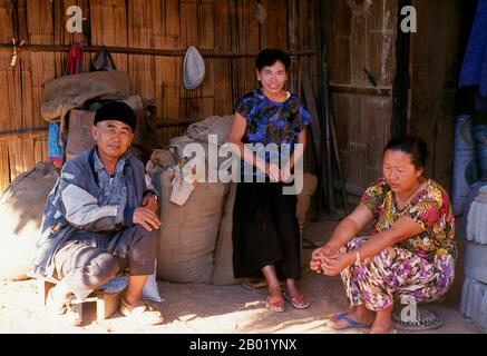 Thailandia: Muleteer yunnanese e la sua famiglia, Doi Mae Salong, provincia di Chiang Rai. Gli aspri e indomiti muleteers cinesi noti ai birmani come Panthay, e ai thailandesi e laotiani come Haw o Chin Haw, erano - e generalmente sono ancora - i padroni del Triangolo d'Oro. Certamente erano eccellenti commercianti, penetrando nei più remoti confini di territori proibiti come gli stati Wa, mentre allo stesso tempo le loro carovane di muli, cariche di tutto, da pietre preziose e giada a pantofole di oppio e rame, commerciavano fino a Luang Prabang in Laos e Moulmein in in Myanmar. Foto Stock