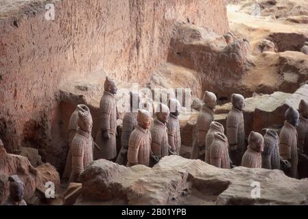 Cina: Guerrieri dell'esercito di terracotta a guardia della tomba di Qin Shi Huang, primo imperatore di una Cina unificata (r. 246-221 a.C.), vicino a Xi'an. Durante una siccità nel 1974, gli agricoltori che scavavano un pozzo si imbatterono in uno dei più incredibili reperti archeologici della storia moderna: I guerrieri in terracotta. L'esercito di terracotta, migliaia di soldati, cavalli e carri, era rimasto segretamente in servizio per circa 2.000 anni, a guardia del vicino mausoleo di Qin Shu Huang/Qin Shi Huangdi, il primo imperatore di una Cina unificata. Foto Stock